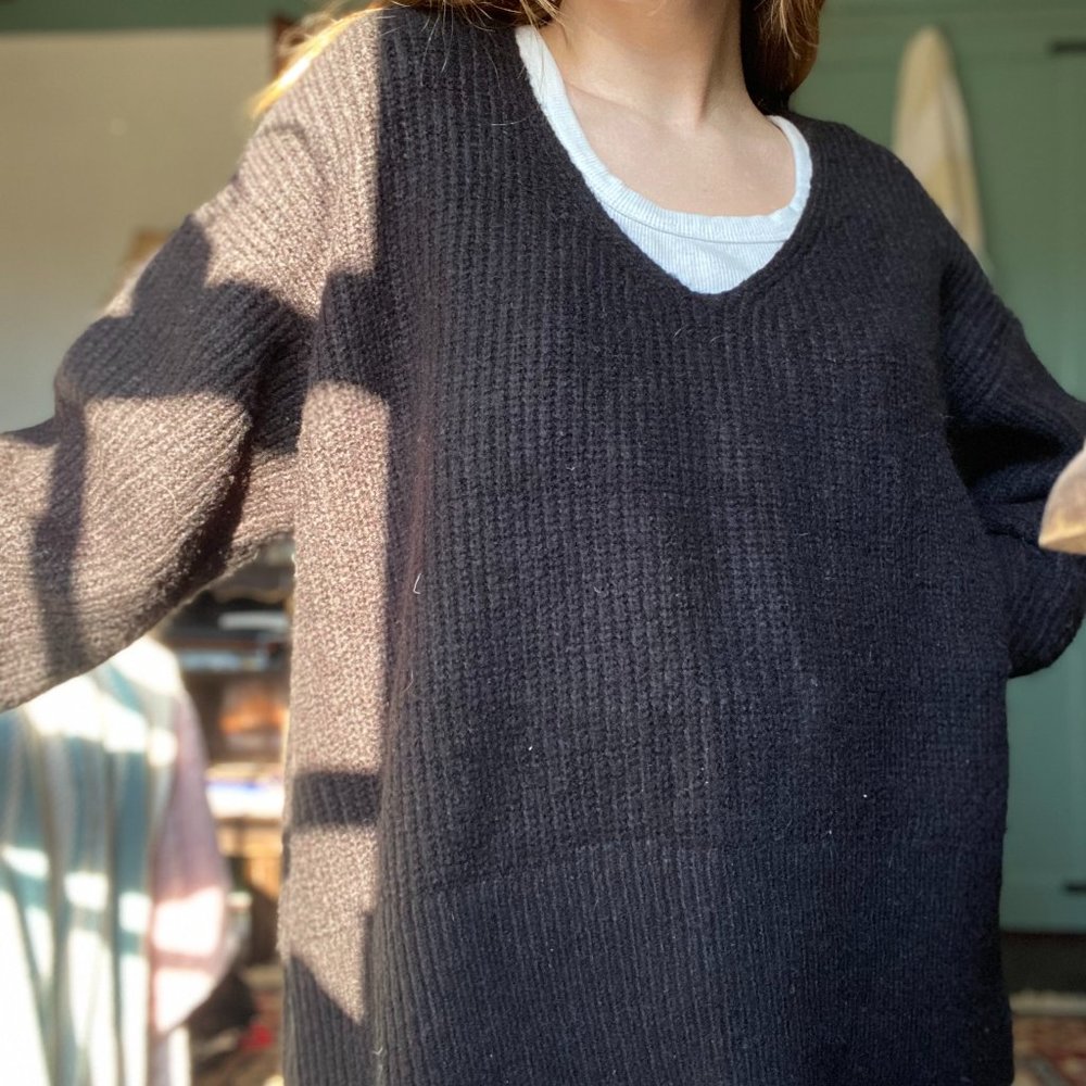 URBAN OUTFITTERS SIDE SPLIT V NECK SWEATER